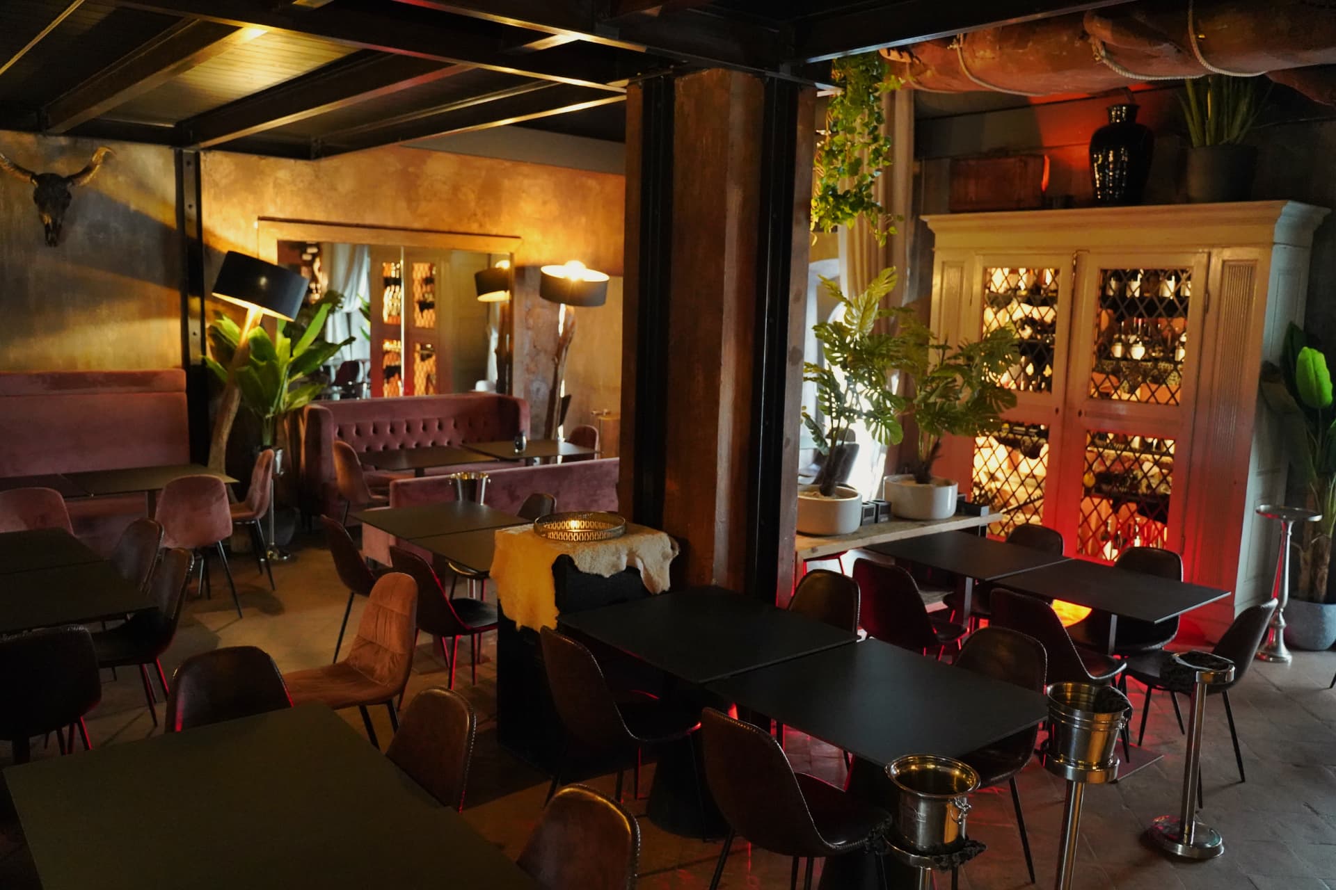 La sala di Osteria Retrò con divanetti in velluto e soppalco